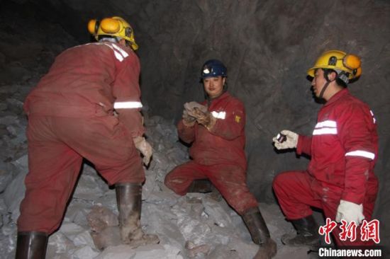 圖為甘肅嘉峪關(guān)酒鋼集團鏡鐵山礦工作人員謝生瑞在井下作業(yè)。(資料圖)受訪者供圖