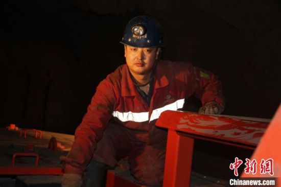 鏡鐵山礦位于祁連山南山山脈中段，是一個高海拔、高山型井下礦山，空氣稀薄，自然條件惡劣。圖為謝生瑞在礦區(qū)。(資料圖)受訪者供圖